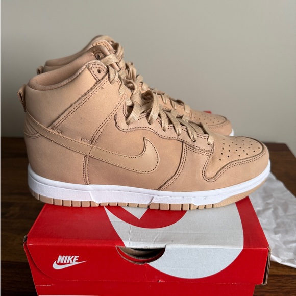 Nike High-Top Dunks - Picture 5 of 6